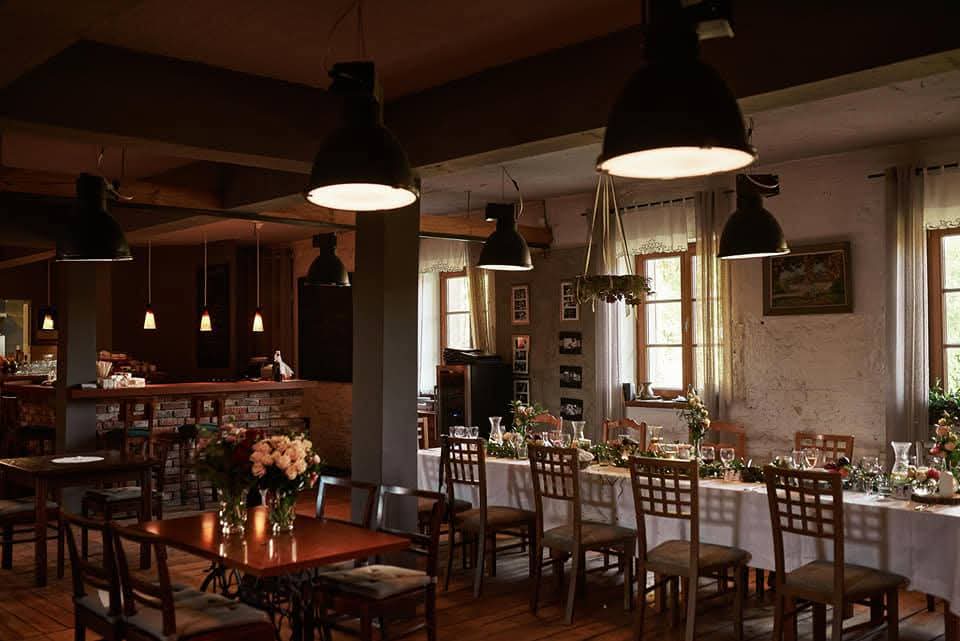 Sala restauracji przygotowana na przyjęcie