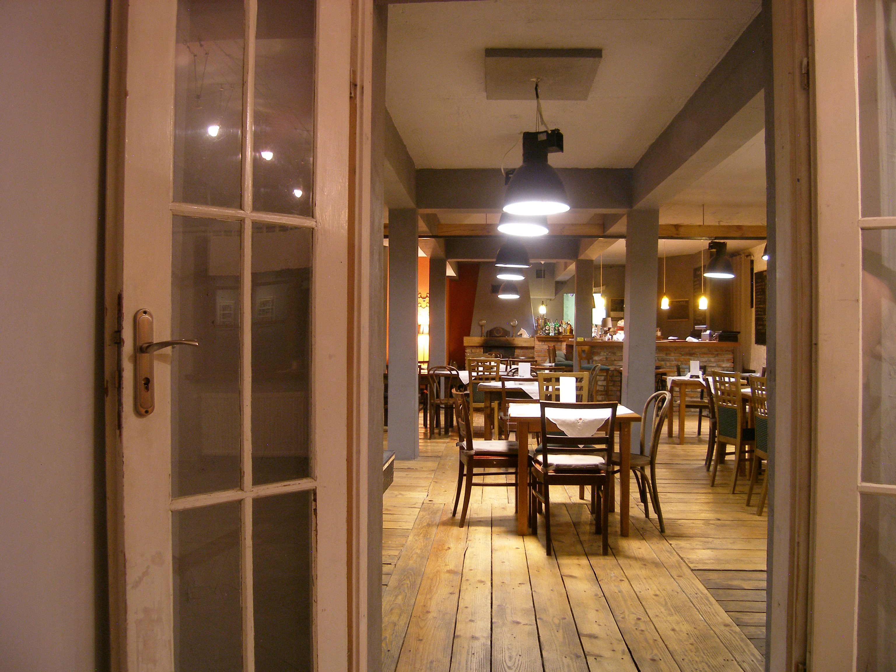 Rustykalne wnętrze restauracji w Hebdowie